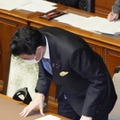 参院本会議で改正自衛隊法が可決、成立し一礼する岸防衛相＝13日午後