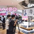 「ダイソー」など3ブランドが展開する旗艦店の売り場＝13日午後、東京都中央区