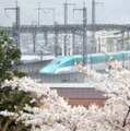 全線で運転再開し、JR白石蔵王駅付近を走行する東北新幹線の車両＝14日午前9時35分、宮城県白石市