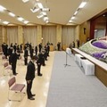 熊本地震の発生から6年を迎え、熊本県庁で開かれた追悼式で黙とうする参列者＝14日午前
