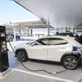 トヨタ自動車の高級車ブランド「レクサス」販売店に設置されている電気自動車の急速充電器＝5日、名古屋市