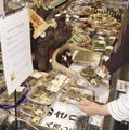 百貨店の鮮魚コーナーに並ぶ熊本県産のアサリ＝14日午後、熊本市
