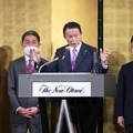 自民党麻生派の政治資金パーティーであいさつする麻生副総裁（右から2人目）＝14日午後、東京都内のホテル
