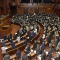 「文書通信交通滞在費」の日割り支給などに関する法改正を可決、成立した参院本会議＝15日午後