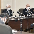 記者会見する第三者委員会の辻本純成委員長（右から2人目）＝15日午後、北海道旭川市