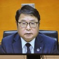 テレビ会議システムで記者会見する電気事業連合会の池辺和弘会長＝15日午後