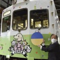 和歌山電鉄の列車に取り付けられるウクライナ国旗をあしらったヘッドマーク＝15日午後、和歌山市