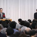 自民党森山派の政治資金パーティーであいさつする岸田首相。右は森山裕総務会長代行＝15日午後、東京都内のホテル