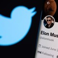 ツイッターのロゴとマスク氏のアカウント＝15日（ロイター＝共同）