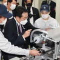 三条市立大学で旋盤を使う作業を体験した岸田首相＝16日午後、新潟県三条市（代表撮影）