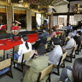 尼崎JR脱線事故のチャリティーコンサートで、演奏する茶谷友一さん（左端）＝17日午後、兵庫県川西市の勝福寺