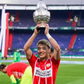 堂安律のPSV、国内カップ優勝　頭部接触選手は記憶ないままプレー
