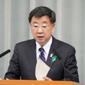 記者会見する松野官房長官＝18日午前、首相官邸