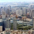 東京・湾岸エリアの高層マンション群。港区（手前）から中央区、江東区方面を望む＝2015年