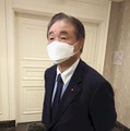 記者団の取材に応じる自民党の遠藤利明選対委員長＝18日午前、松山市