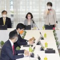 連合の芳野友子会長（奥中央）が出席した自民党の「人生100年時代戦略本部」会合で、あいさつする上川陽子本部長（同右）＝18日午後、東京・永田町の党本部