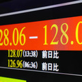 1ドル＝128円台をつけた円相場を示すモニター＝19日午後1時40分、東京・東新橋