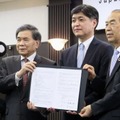 立地協定を結び、記念撮影に応じる「JASM」の堀田祐一社長（中央）ら＝19日午後、熊本市