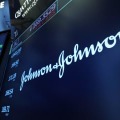 ニューヨーク証券取引所のトレーディングポストに表示されたジョンソン・エンド・ジョンソンのロゴ＝2021年7月12日（AP＝共同）