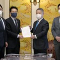 合意文書を手にする日本維新の会の馬場共同代表（中央右）と国民民主党の前原代表代行（中央左）ら＝20日午後、国会