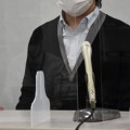 損害賠償を求めた訴訟の第1回弁論を終え、記者会見する原告の男性＝21日午後、大阪市