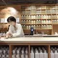 「無印良品」の新店舗にある、ヘアケア製品を量り売りするコーナー＝21日、広島市