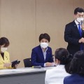 新人女性候補向けの研修会であいさつする立憲民主党の泉代表（右）＝21日午後、東京・平河町の党本部