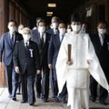 一斉参拝を終えた「みんなで靖国神社に参拝する国会議員の会」のメンバーら。左から2人目は会長の尾辻元参院副議長＝22日午前、東京・九段北の靖国神社