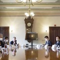 イエレン米財務長官（左端）と会談する鈴木財務相（右端）＝21日、ワシントン（財務省提供・共同）