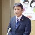 参院石川選挙区補欠選挙での勝利を受け、取材に応じる自民党の茂木幹事長＝24日夜、東京・永田町の党本部