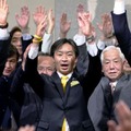 参院石川選挙区補選で当選を確実とし、万歳する宮本周司氏（中央）＝24日夜、金沢市