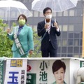 街頭演説する国民民主党の玉木代表（右）と「ファーストの会」の荒木千陽代表（右）＝24日午後、東京都新宿区