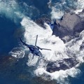 北海道・知床半島の岩場付近で、安否不明者を捜索する自衛隊のヘリコプター＝25日午後0時32分（共同通信社ヘリから）