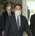 首相官邸に入る岸田首相＝26日午前、首相官邸