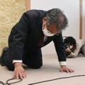 知床半島沖の観光船遭難事故の記者会見で、土下座して謝罪する「知床遊覧船」の桂田精一社長＝27日午後、北海道斜里町