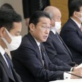 経済財政諮問会議であいさつする岸田首相（左から2人目）＝27日午後、首相官邸