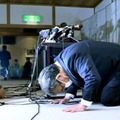 知床半島沖の観光船遭難事故の記者会見を終え、土下座して謝罪する「知床遊覧船」の桂田精一社長＝27日午後7時15分、北海道斜里町