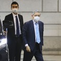 金融政策決定会合に出席するため、日銀本店に入る黒田総裁（右）＝28日午前（代表撮影）