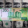 ドル紙幣の上に置かれたルーブル紙幣のイメージ（ロイター＝共同）