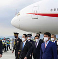 ベトナム・ハノイのノイバイ国際空港に到着した岸田首相（手前左）＝30日（共同）