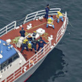 観光船「KAZU　1」が沈没した現場海域で水中カメラによる捜索をしているとみられる北海道警の船舶＝1日午前10時、北海道・知床半島沖（共同通信社ヘリから）