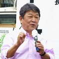 沖縄県北谷町で街頭演説する自民党の茂木幹事長＝1日午後