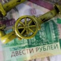 ロシアの通貨ルーブル紙幣と天然ガスのパイプラインの模型＝3月（ロイター＝共同）