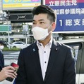 記者団の取材に応じる立憲民主党の泉代表＝3日午後、名古屋市