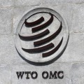 スイス・ジュネーブの世界貿易機関（WTO）本部に掲げられたロゴ＝2020年6月（ロイター＝共同）