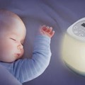 赤ちゃんの規則正しい生活習慣づくりに役立つ機器の使用イメージ（ファーストアセント提供）