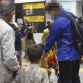 山口市に避難した、元留学生のアフガニスタン人男性（右）とその家族＝4月（画像の一部を加工しています）