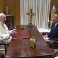 ローマ教皇フランシスコ（左から2人目）と会談する岸田首相＝4日、バチカン（バチカンメディア提供・共同）