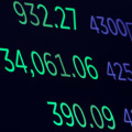 ニューヨーク証券取引所内に設置された4日の終値を示すスクリーン（ロイター＝共同）