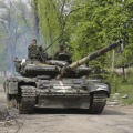 通りを進む親ロシア派武装勢力の戦車＝4日、ウクライナ・マリウポリ（AP＝共同）
